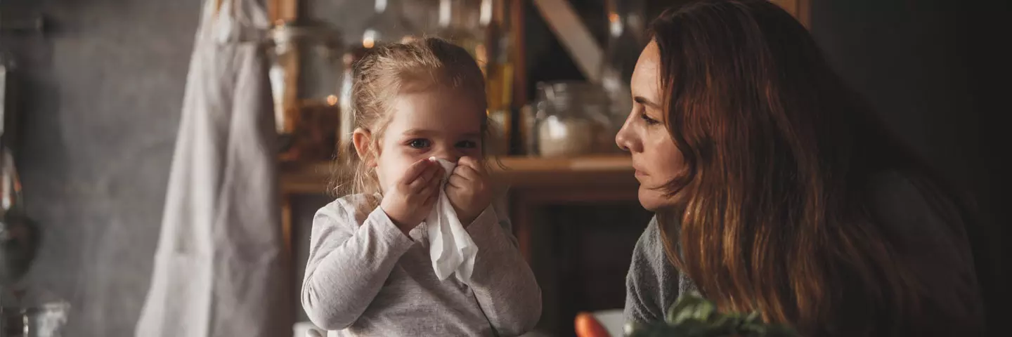 Kinder putzt Nase mit Taschentuch