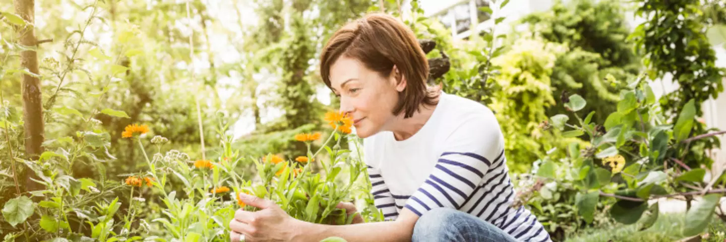 Frau arbeitet im Garten