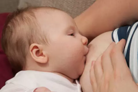 Baby beim stillen