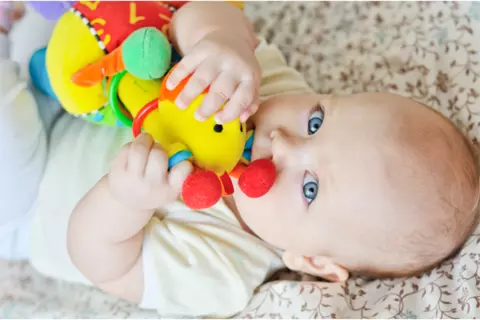 Baby mit Spielzeug