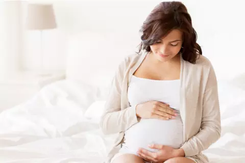Schwangere Frau streichelt liebevoll Ihren Bauch