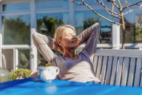 Frau entspannt sich bei einer Tasse Tee