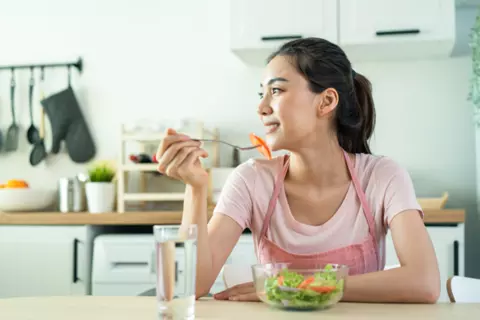 Frau isst einen gesunden Salat
