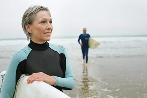 Frau beim Surfen am Meer