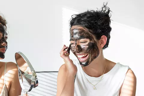 Zwei junge Frauen mit Gesichtsmasken