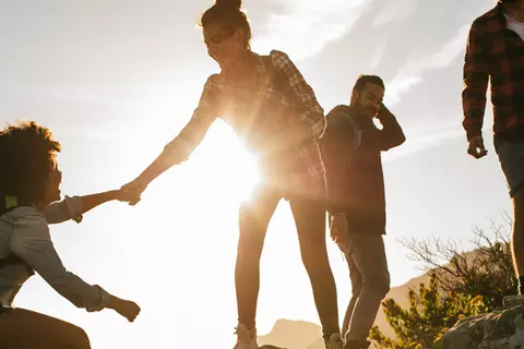 Freunde beim gemeinsamen Wandern
