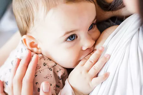 Beim Stillen ist es wichtig das, dass Baby die Brustwarze gut umschließt, damit weniger Luft n den Bauchraum gelangt. Hier ist das Baby gut angelegt.