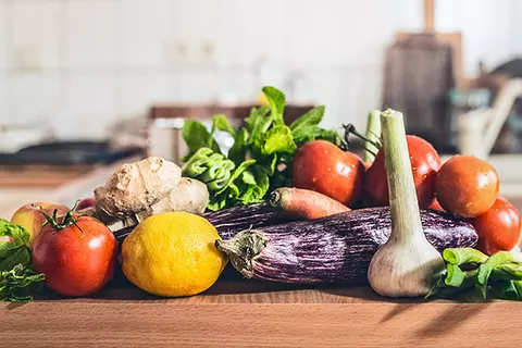 Basische Lebensmittel wie zum Beispiel Blattsalate, Fenchel, Aubergine, Tomaten, Karotten, Ingwer und Zitronen wirken sich positiv bei Gicht aus, indem sie eine Übersäuerung des Körpers ausgleichen.
