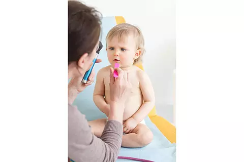 Baby mit Halsschmerzen beim Arzt