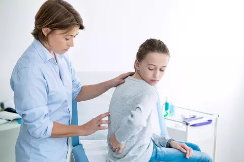 Kind wird wegen Rückenschmerzen untersucht