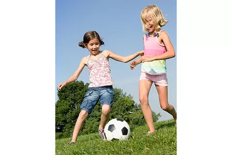 Kinder spielen Fußball