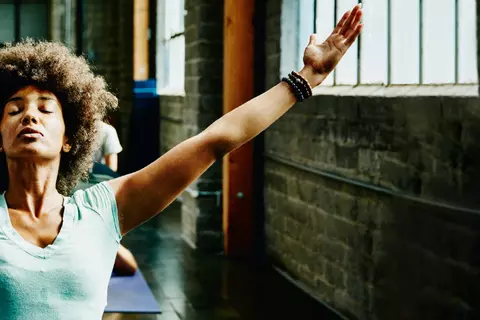 Eine junge Frau, die Schüssler verwendet, ist hier bei ihrer Yogastunde.