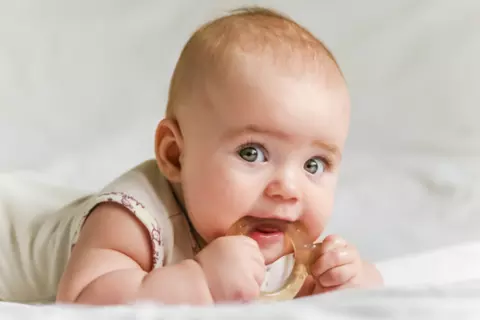 Baby mit Beisring