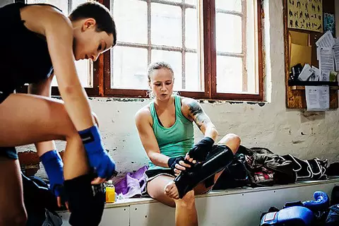 Hier sieht man einige Frauen die sich nach dem Training umziehen.