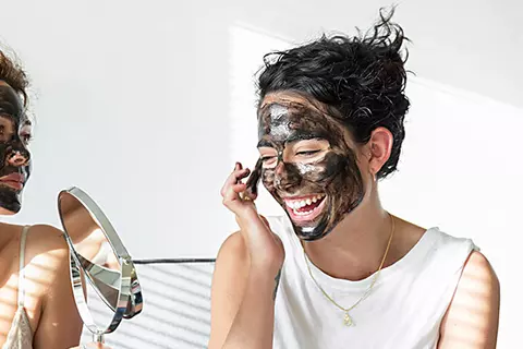 2 junge Frauen haben sich Gesundheitsmasken aufgesetzt. Sie sind bei Schüßler Verwenderinnen und beschäftigen sich mit dem Thema Haut und Haare.