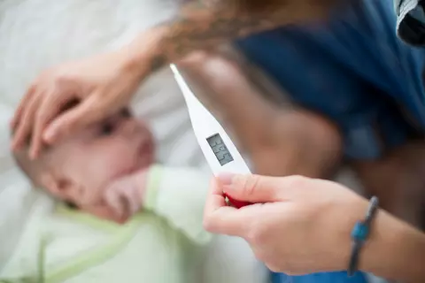 Baby hat eine Blasentzündung mit Fieber