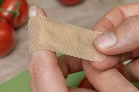 Verwendung eines Pflasters bei einer Schnittverletzung