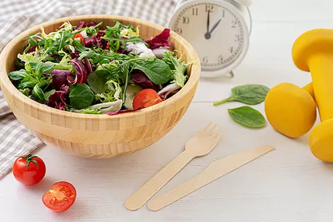 Eine Schüssel mit gemischtem Salat