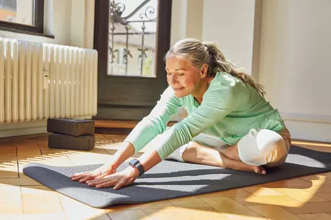 Frau macht Yoga im Sonnenschein