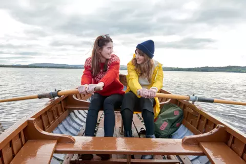 Frauen sitzen im Boot und haben Spaß