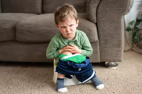 Kleinkind sitzt auf der Kindertoilette