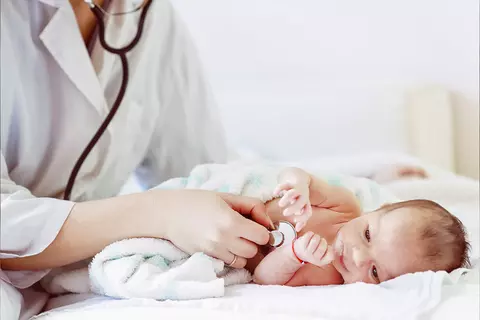 Baby wird vom Arzt untersucht
