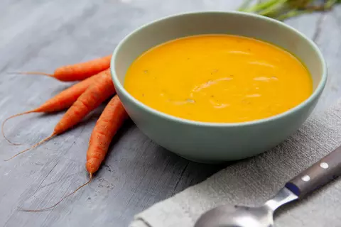 Schüssel mit Karottensuppe
