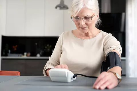Ältere Dame misst Ihren Blutdruck