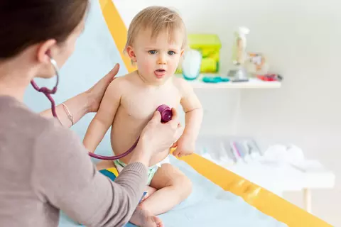 Kind wird beim Kinderarzt agehört