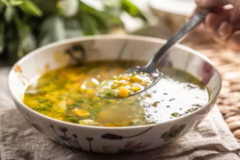 Eine Schüssel mit Hühnersuppe