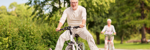 Älteres Paar auf dem Fahrrad