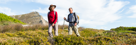 Älteres Paar beim wandern