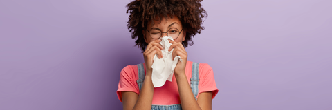 Frau niest wegen Allergie
