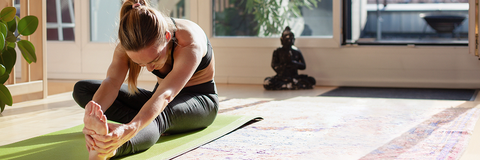 Frau macht Yoga