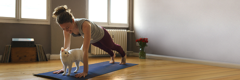 Frau macht Yoga gegen Menstruationsbeschwerden