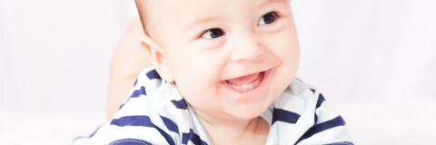 Babys mit ersten Zähnchen