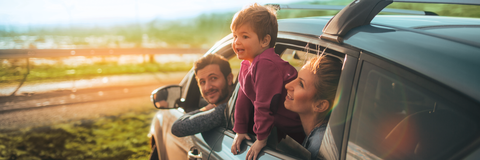 Familie fährt mit dem Auto in den Urlaub