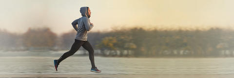 Mann joggt im Nebel