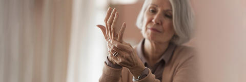 Ältere Dame hat Arthritis in den Händen