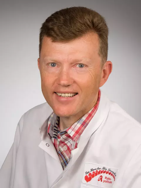 Hartmut Pensel ist Fachapotheker für Allgemeinpharmazie, Homöopathie und Naturheilverfahren.