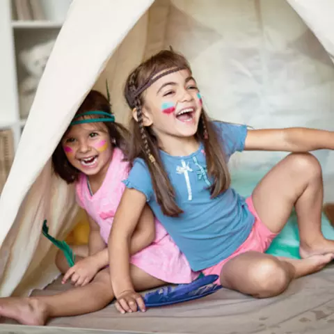 Kinder spielen im Zelt