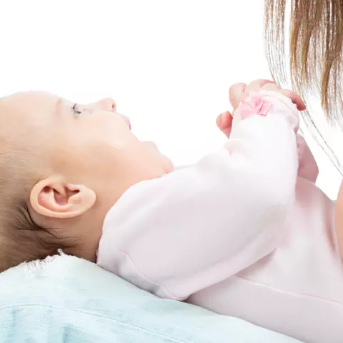 Mutter lacht mit Ihrem Baby
