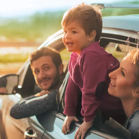 Familie fährt mit dem Auto in den Urlaub