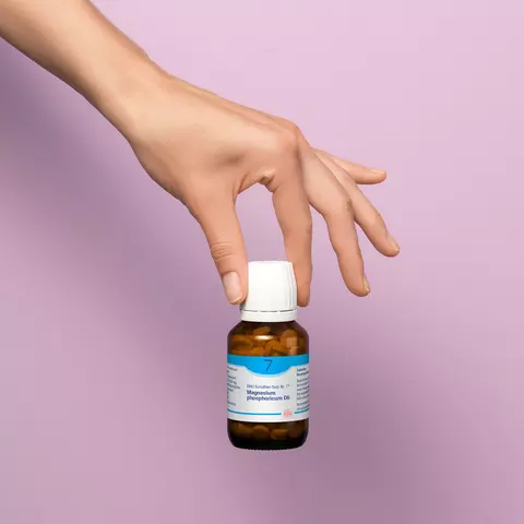 Hand hält das DHU Schüßler-Salz Nr. 7