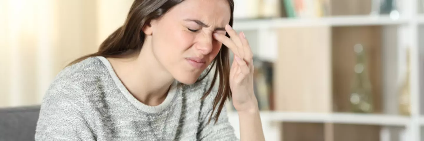 Frau reibt ihr Auge