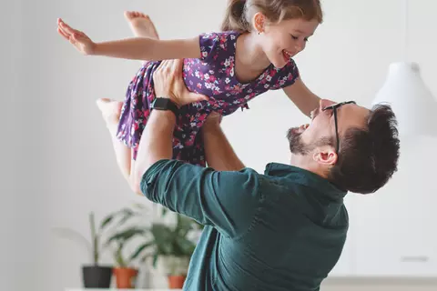 Vater spielt mit Tochter