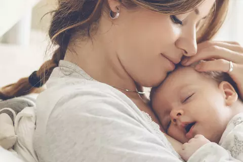 Mutter kuschelt mit Ihrem Baby