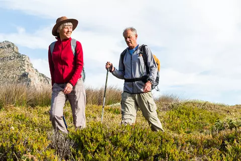 Älteres Paar beim wandern