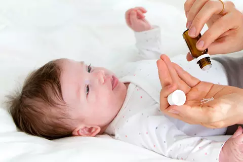 Baby nimmt Globuli