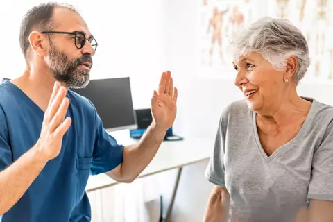 Heilpraktiker spricht mit Patientin